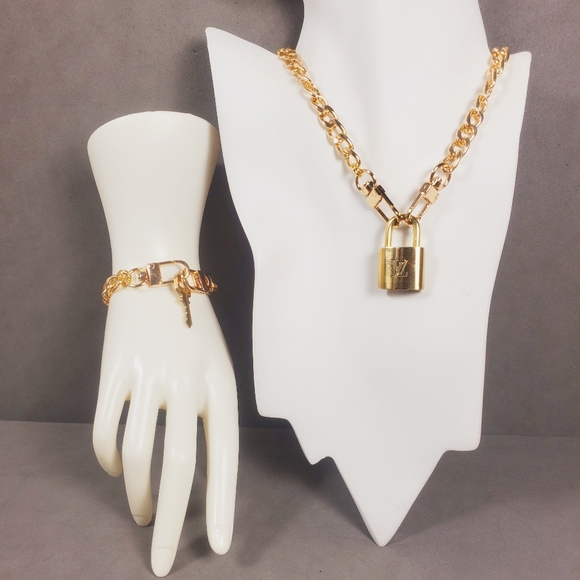 #323 LOUIS VUITTON Authentic PadLock Key Set Padlock Gold Bracelet Charm Shiny - Picture 3 of 17